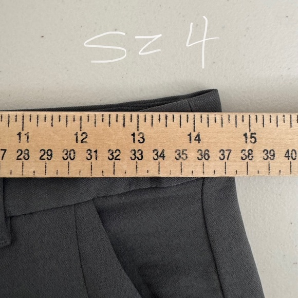 Madewell Pleated Tapered-Leg Pants in Easygoing Crepe 90s Grey - Picture 10 of 13